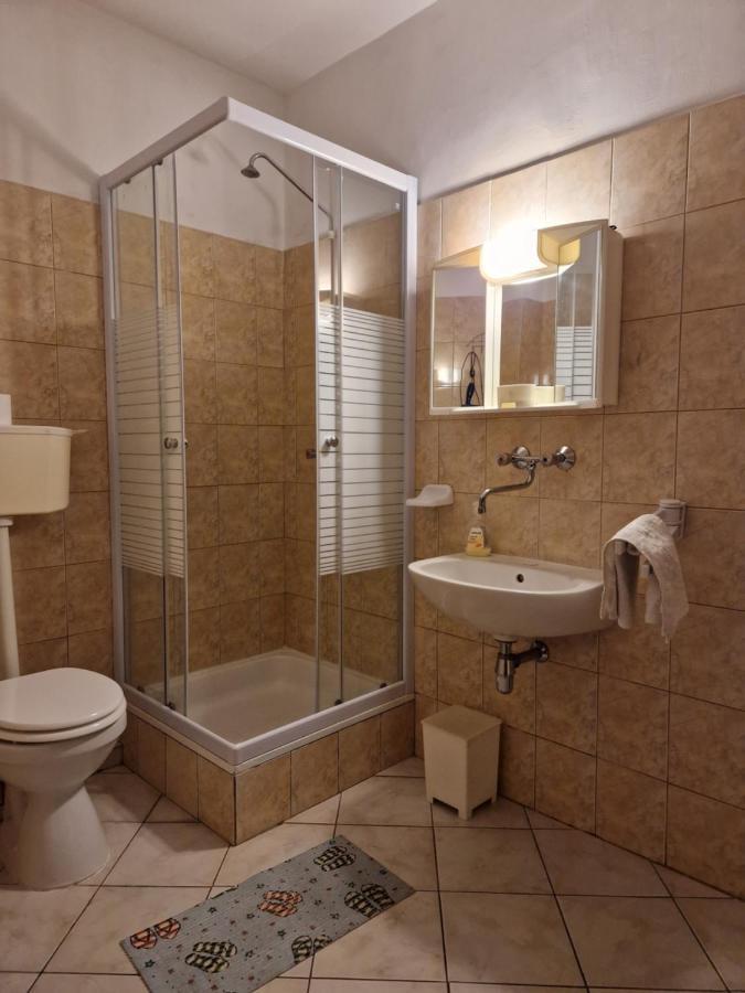Roza Hotel Es Apartmanhaz 에스테르곰 외부 사진