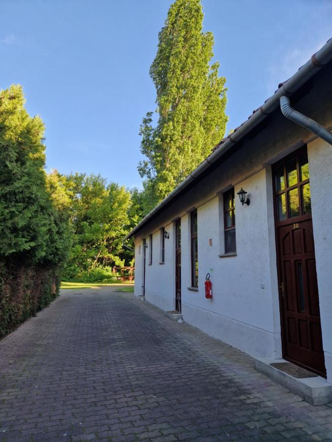 Roza Hotel Es Apartmanhaz 에스테르곰 외부 사진