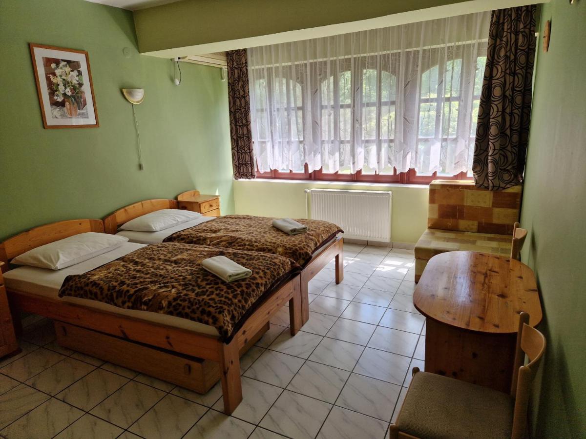 Roza Hotel Es Apartmanhaz 에스테르곰 외부 사진