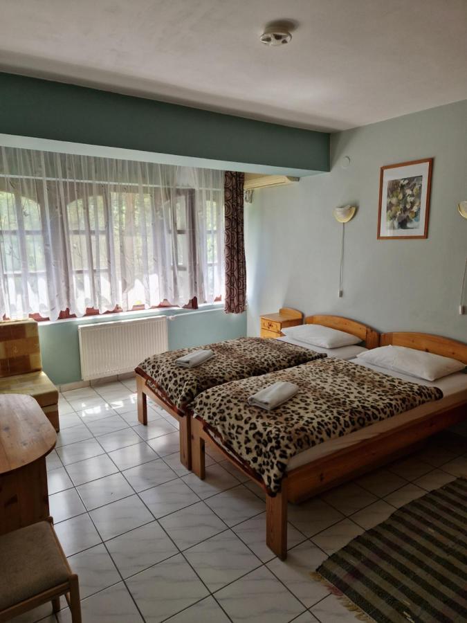 Roza Hotel Es Apartmanhaz 에스테르곰 외부 사진