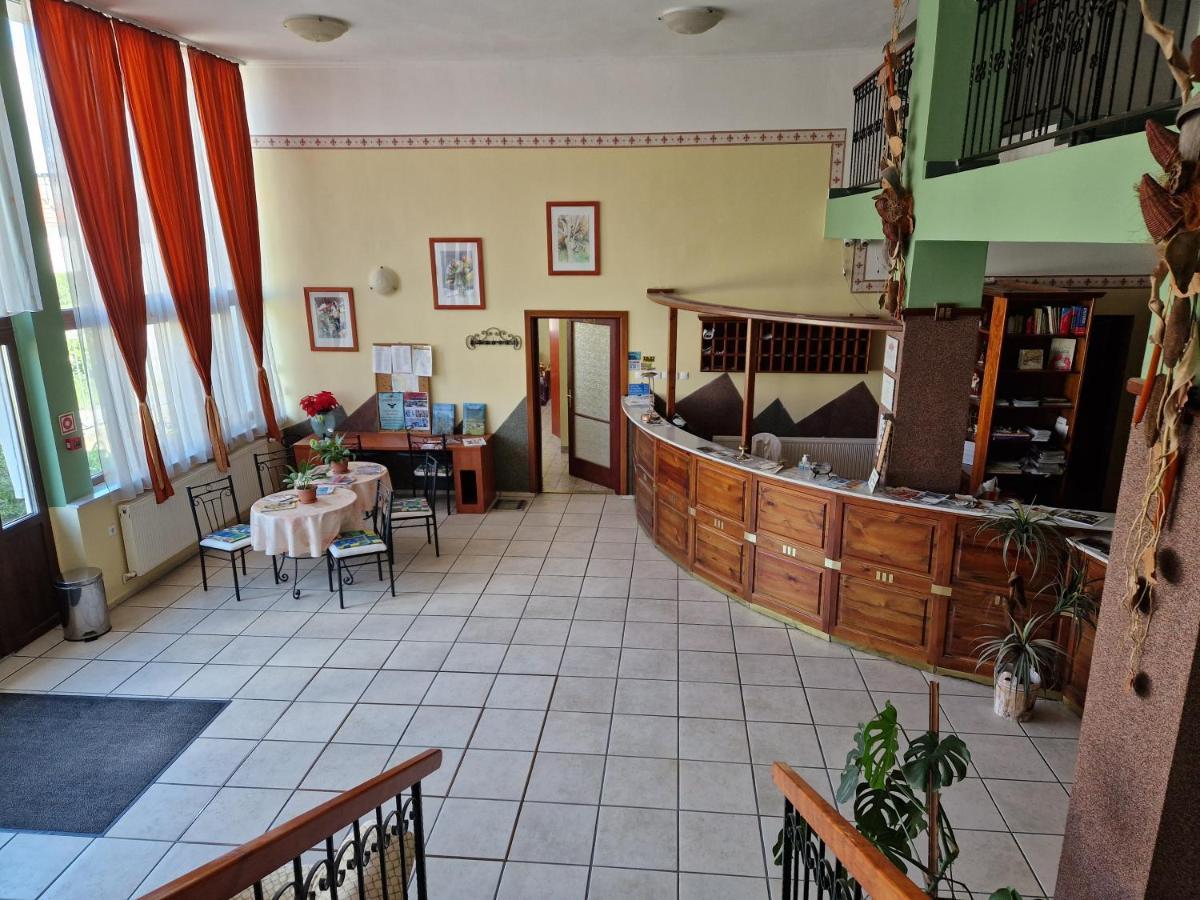 Roza Hotel Es Apartmanhaz 에스테르곰 외부 사진
