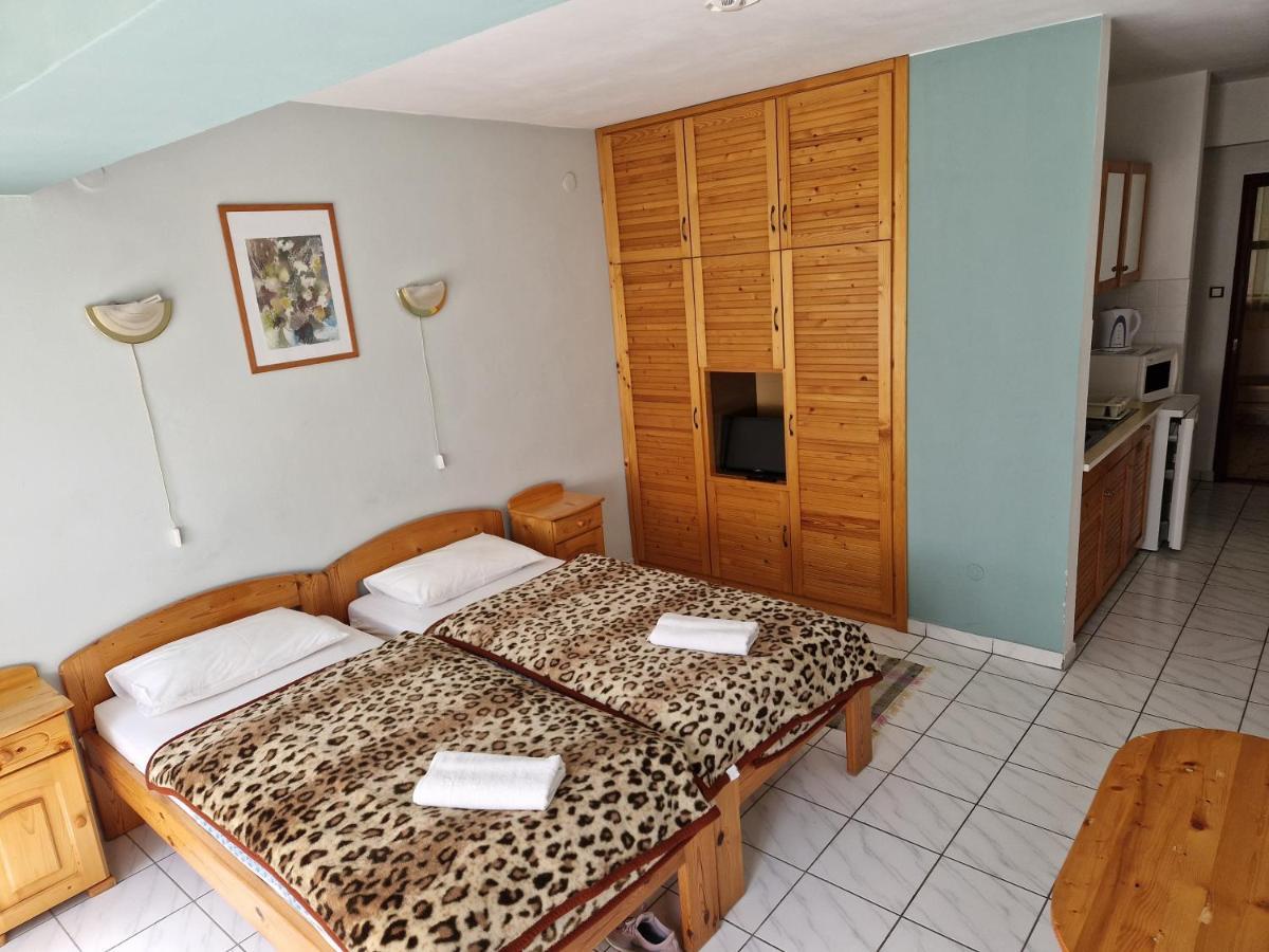 Roza Hotel Es Apartmanhaz 에스테르곰 외부 사진