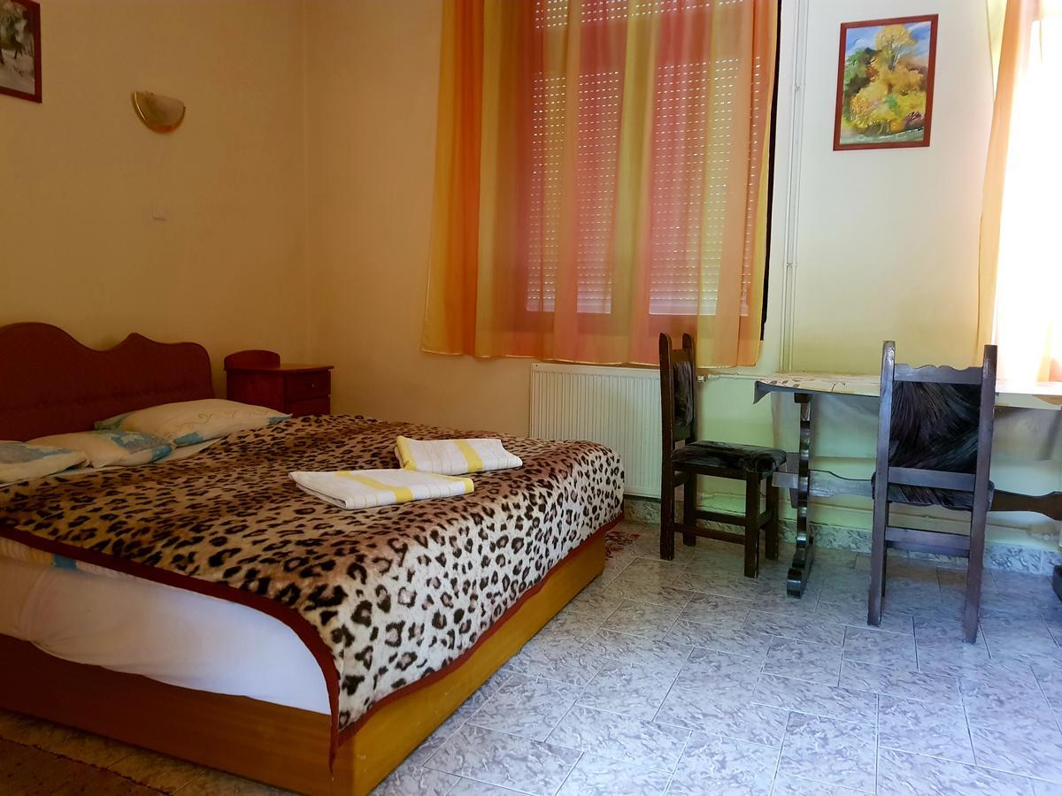 Roza Hotel Es Apartmanhaz 에스테르곰 외부 사진