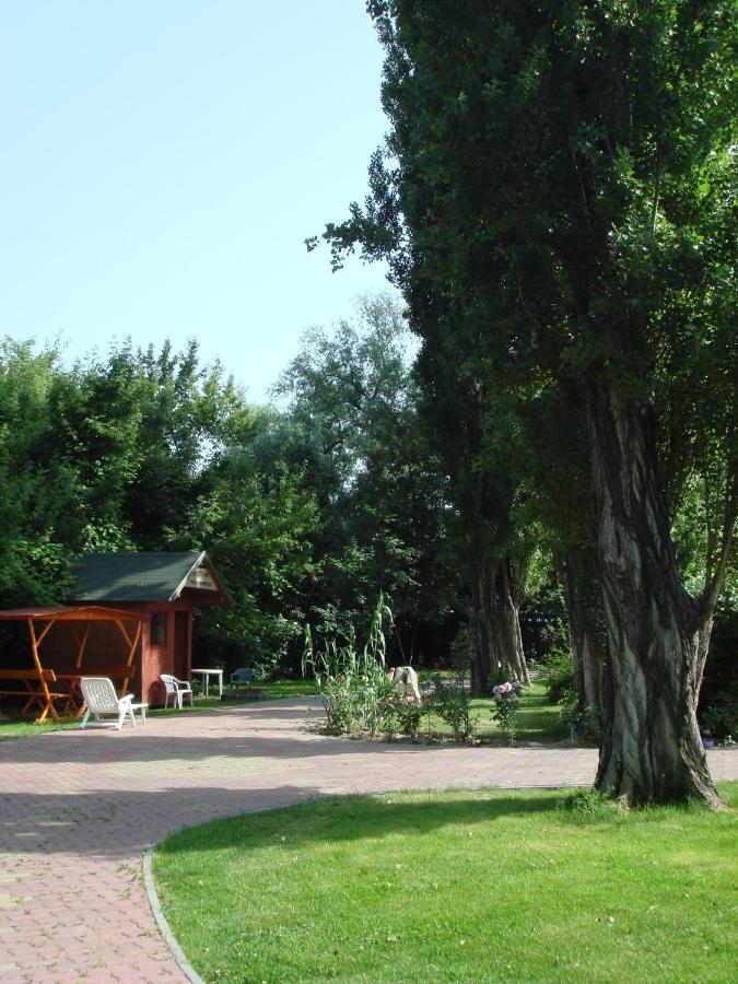 Roza Hotel Es Apartmanhaz 에스테르곰 외부 사진